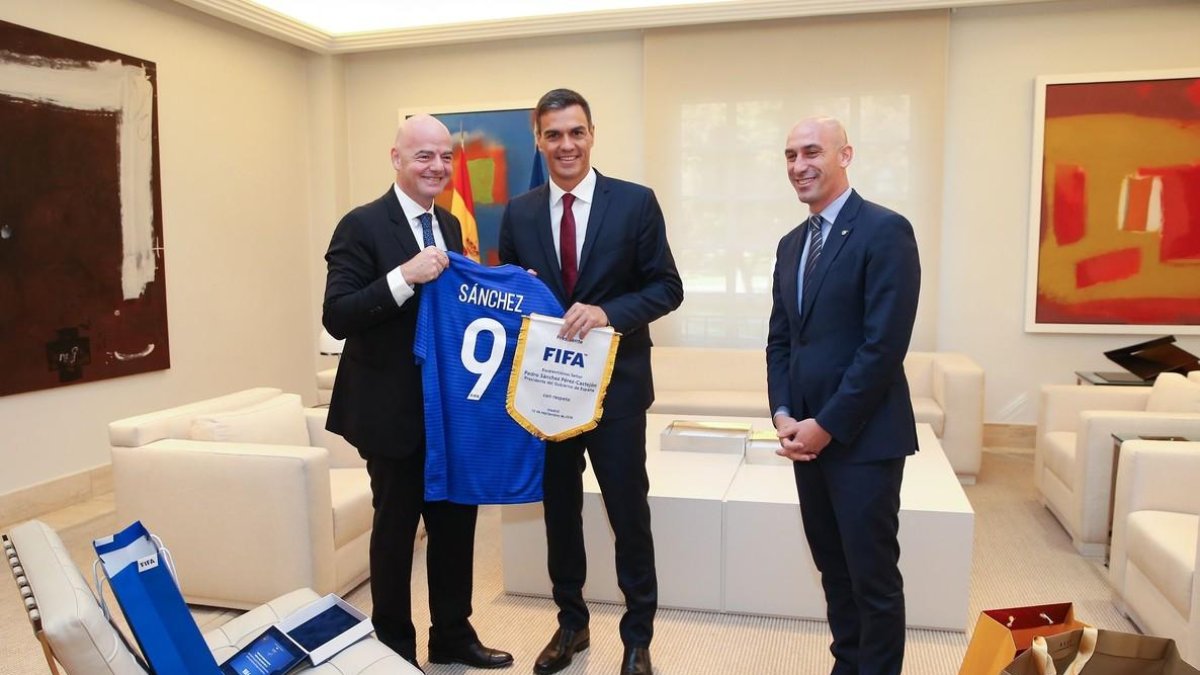 Infantino, presidente de la FIFA, le entrega una camiseta a Pedro Sánchez, junto a Luis Rubiales-FERNANDO CALVO (EFE)