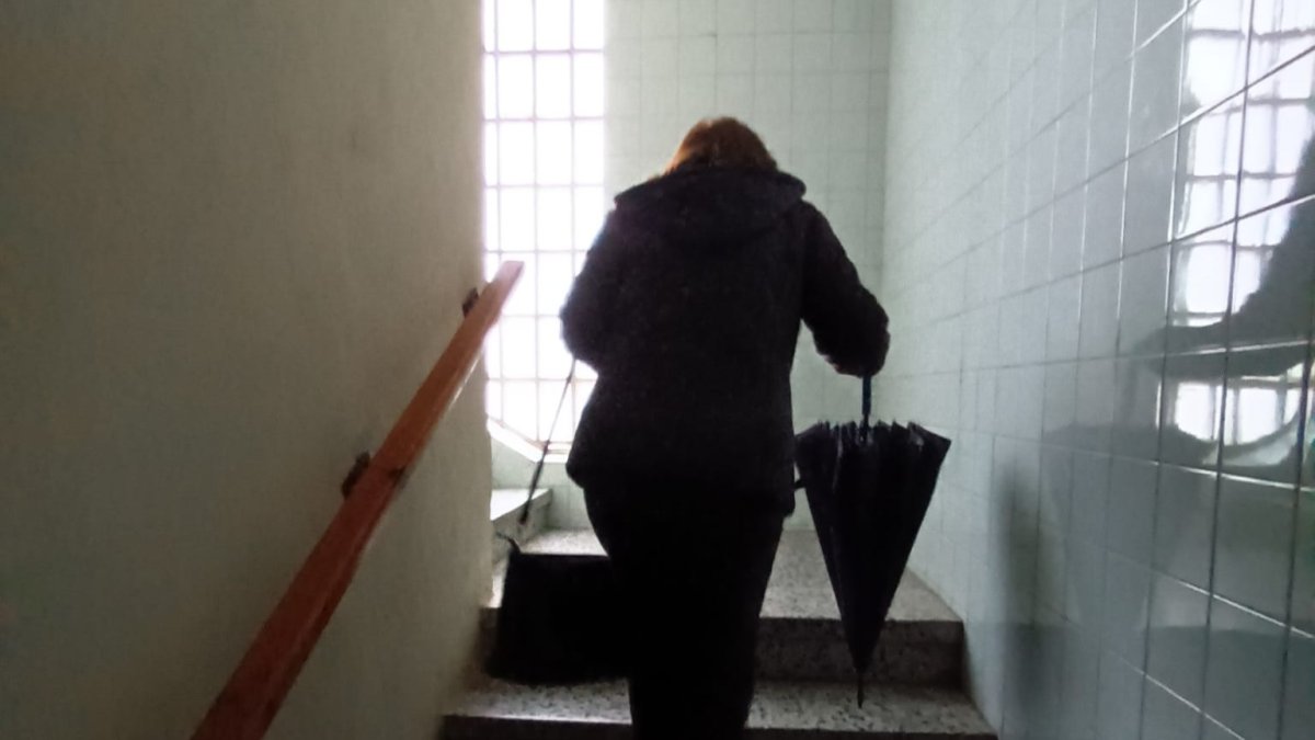 Una mujer de 70 años sube con dificultad las tres plantas del edificio Las Francesas