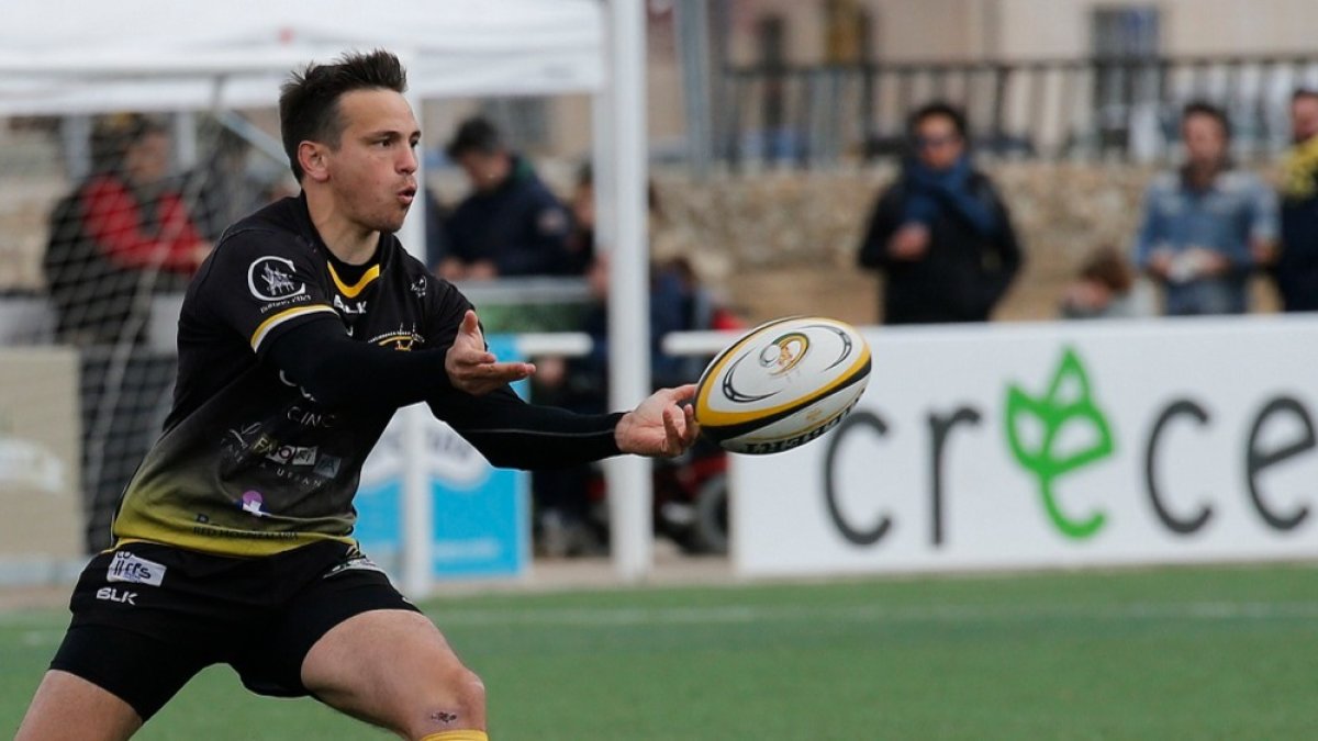 Tomás Carrió transmite el oval en un partido con la camiseta del Aparejadores RC en la campaña 19-20. SANTI OTERO