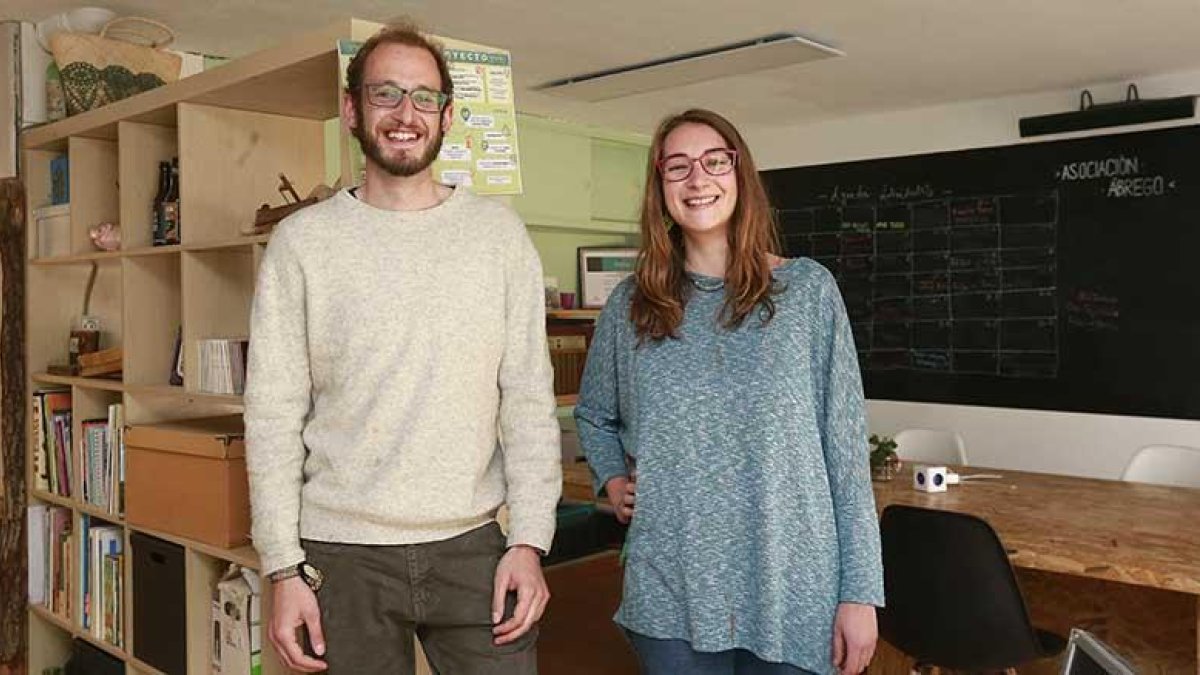 Carlos Jaén y Elena Díez nos enseñan la planta superior de la sede, donde se ubica la oficina de la asociación y el espacio de ‘coworking’ a disposición de emprendedores.-RAÚL G. OCHOA