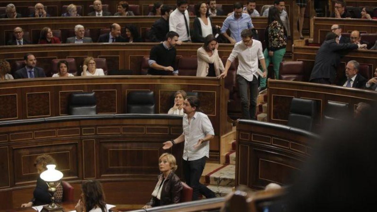 Unidos Podemos abandona el hemiciclo del Congreso tras enzarzarse con Pastor y Hernando.-JOSÉ LUIS ROCA