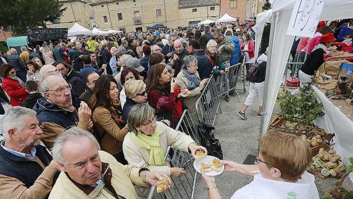 El reparto de raciones congregó, como era de esperar, a centenares de personas en la plaza.-RAÚL G. OCHOA