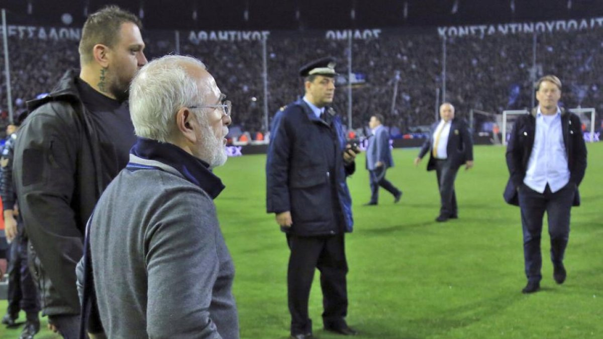 Saviidis, presidente del PAOK, entrando al campo-TS/ AP