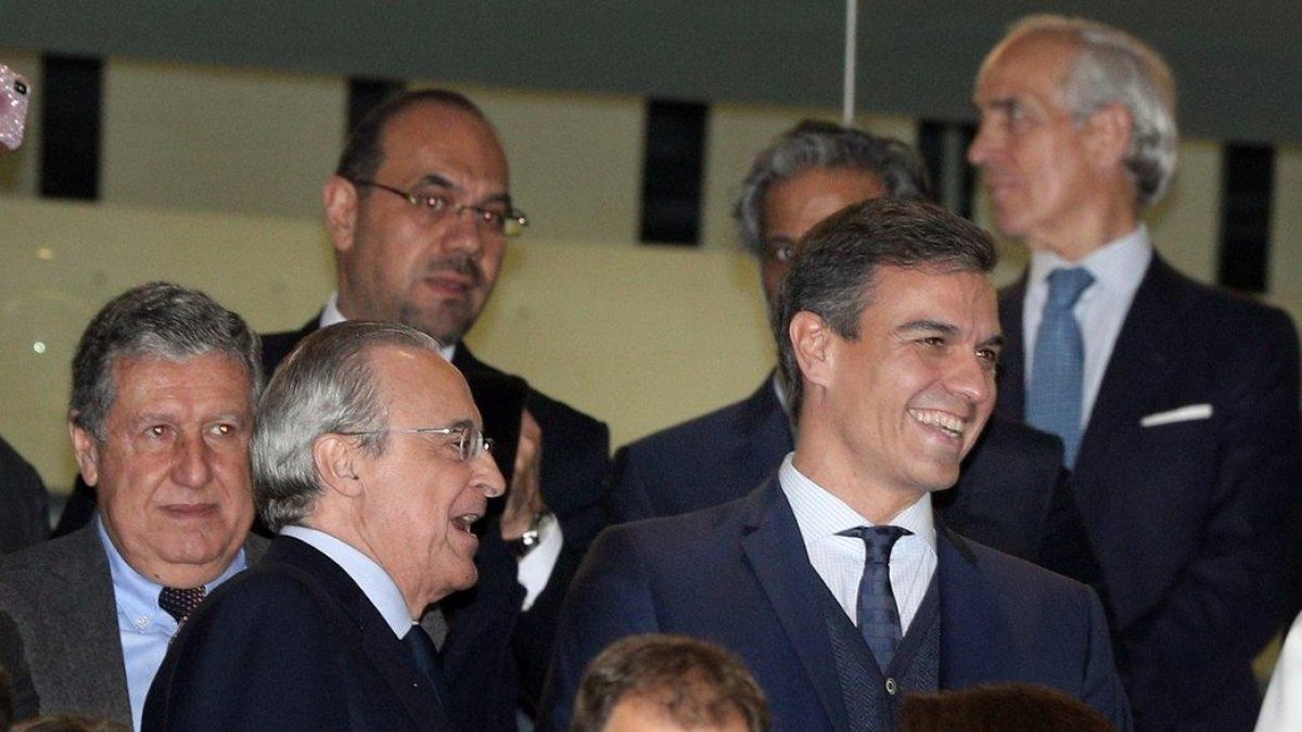 El presidente del Gobierno, Pedro Sánchez, junto al presidente del Real Madrid, Florentino Pérez.-EFE