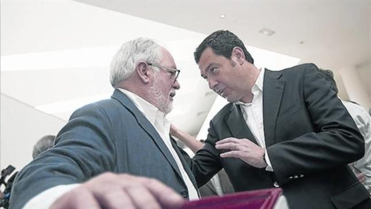 PP Juan Manuel Moreno Bonilla (derecha) charla con Miguel Arias Cañete, ayer-TAREK (PP)