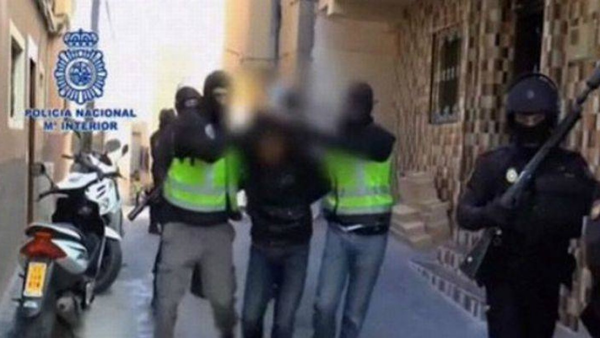 Uno de los detenidos por la policía, hoy, en Ceuta, acusado de terrorismo.-Foto: POLICÍA NACIONAL