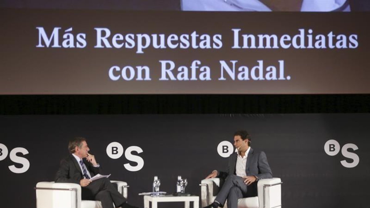 El deportista Rafa Nadal (d) habla sobre la importancia de la cercanía en un mundo cada vez más globalizado, en un encuentro organizado por Banco Sabadell, del que el tenista es embajador, hoy en Zaragoza.-EFE/JAVIER CEBOLLADA