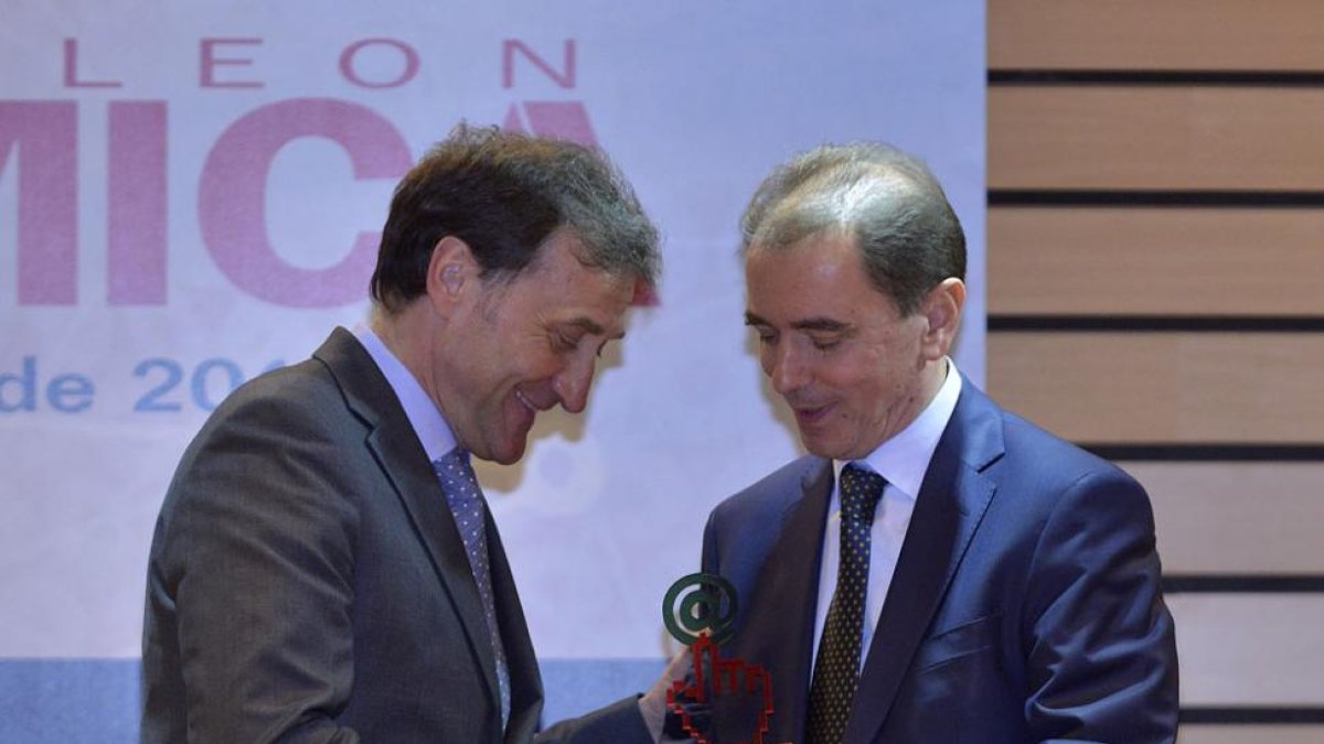 Gómez Barahona recibe el reconocimiento.-ECB