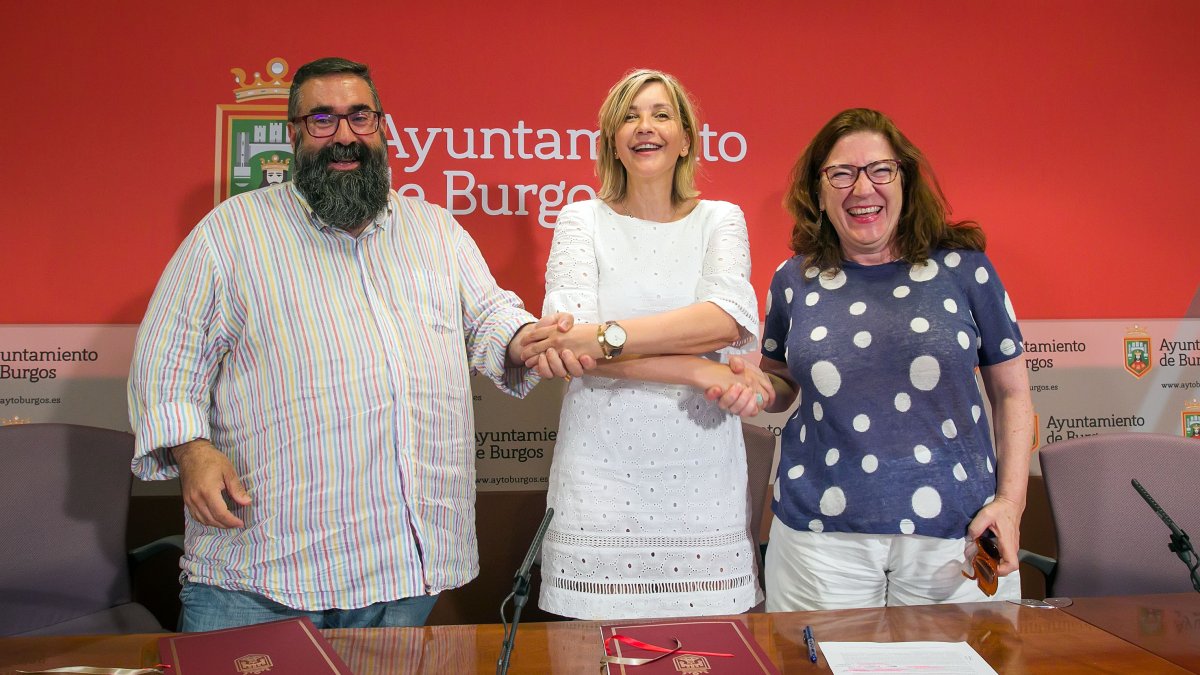 Amayuelas, Rodríguez y López durante la firma del convenio. TOMÁS ALONSO
