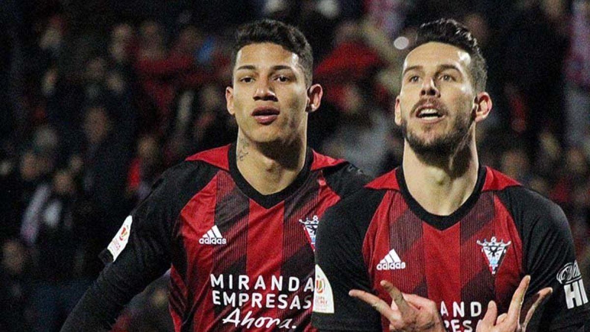 Marcos André y Álvaro Rey festejan un gol.
