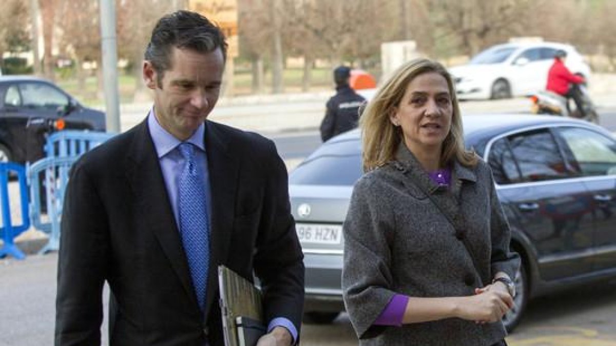 La infanta Cristina e Iñaki Urdangain, a su llegada al juicio por el 'caso Nóos', en una imagen de archivo-EFE / CATI CLADERA