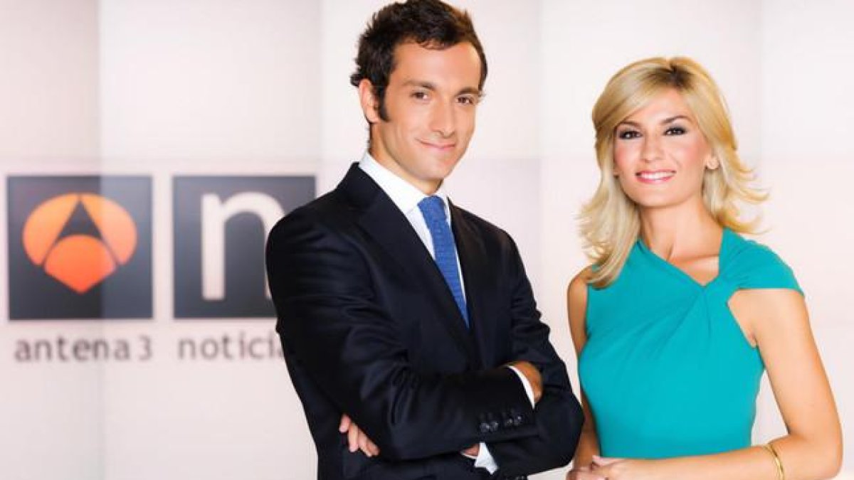 Álvaro Zancajo y Sandra Golpe,presentadores del informativo de noche de Antena 3.-ATRESMEDIA