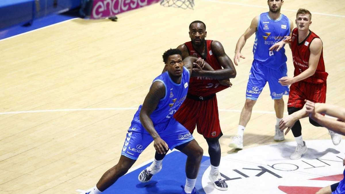 Thompson se prepara la luchar por el rebote.-ACB Photo / E. Cobos