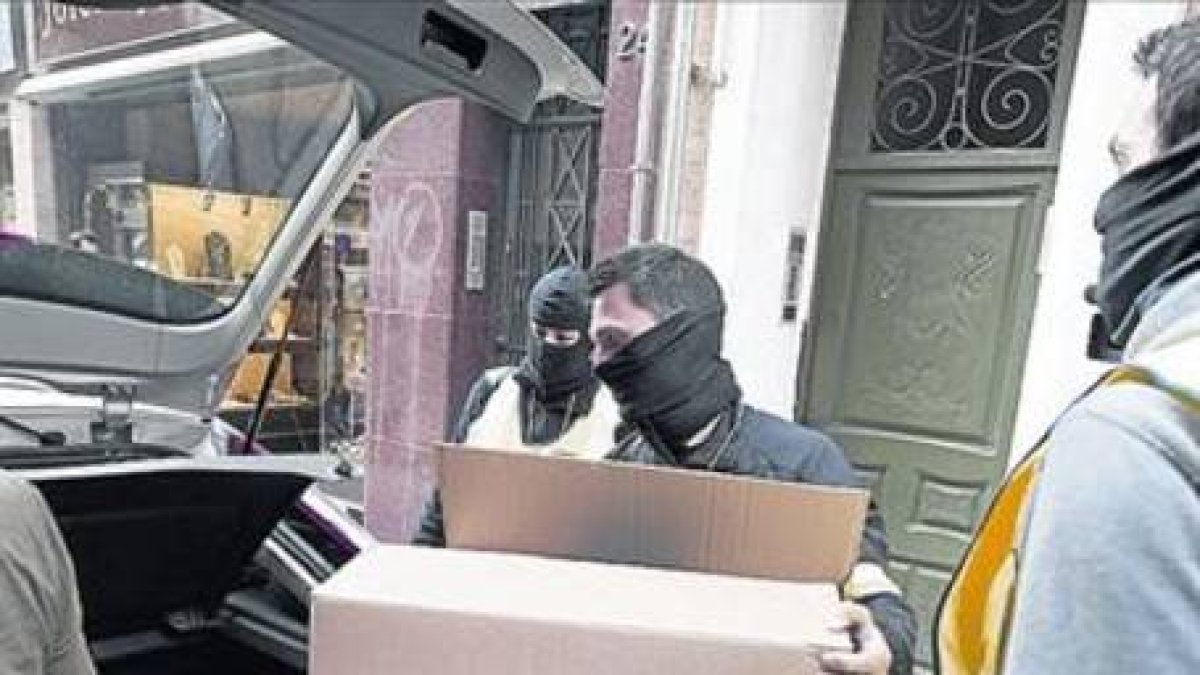 Mossos en la operación contra los Black Panthers, en febrero del 2013.-Foto: DANNY CAMINAL