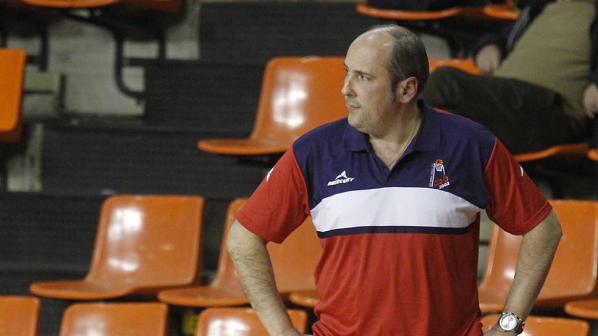 Miguel Ángel Segura, técnico del Grupo De Santiago.-SANTI OTERO