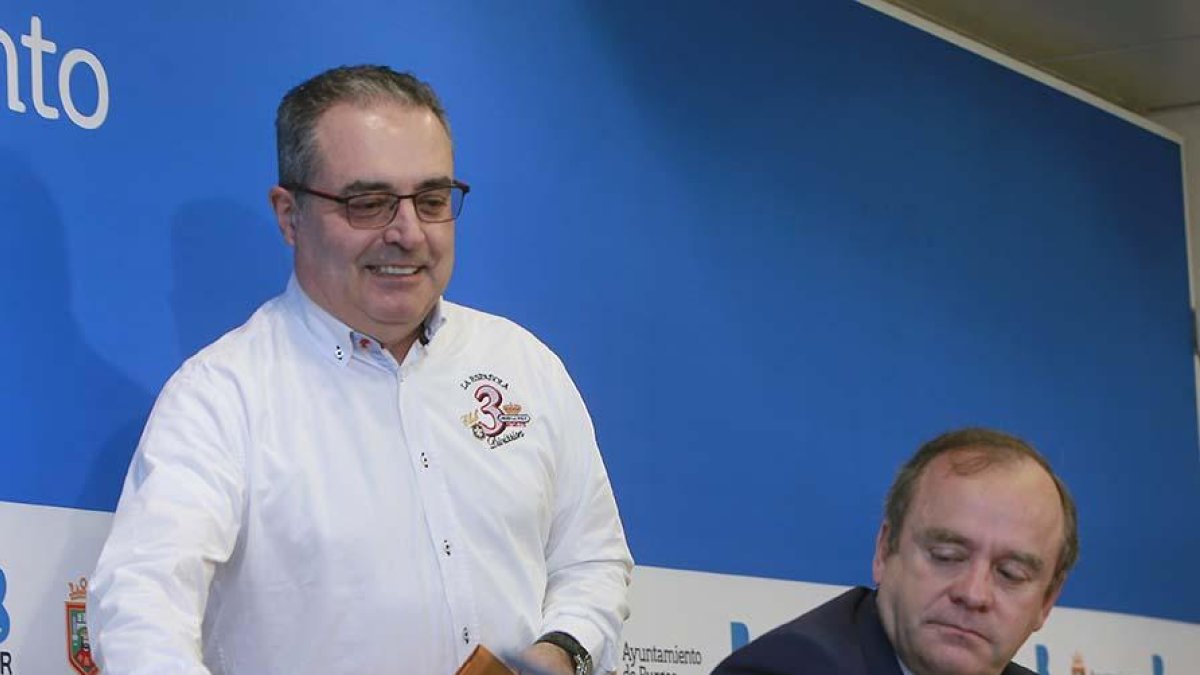 Ángel Martín y Fernando Martínez-Acitores, ayer, en el Ayuntamiento.-RAÚL G. OCHOA