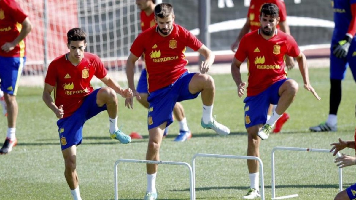 Piqué, entre Bartra y Diego Costa, en un entrenamiento en Las Rozas.-EFE / JUANJO MARTÍN