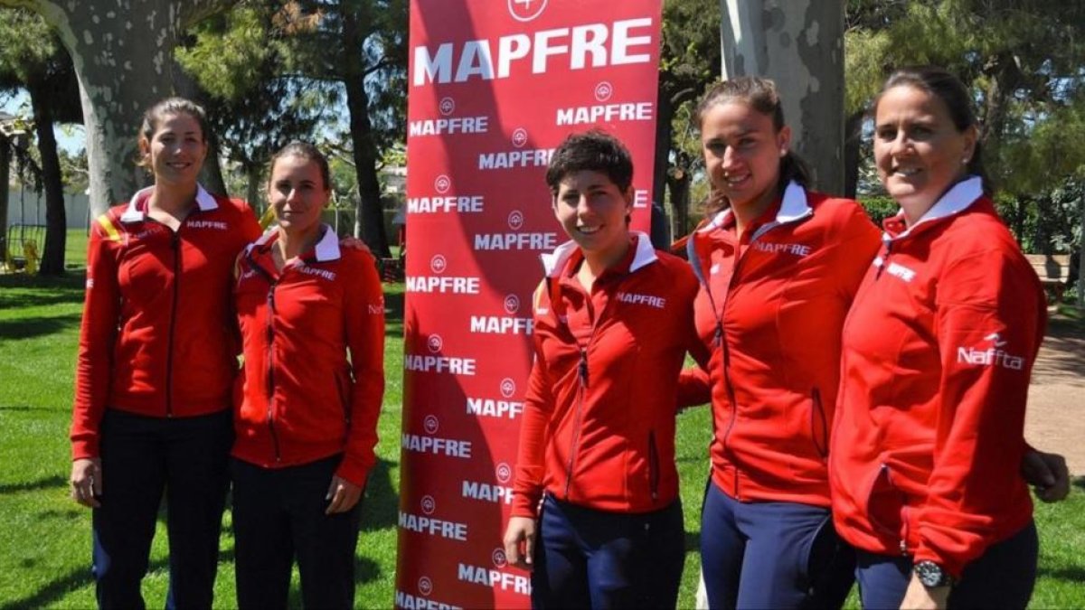 La capitana del equipo español de la Copa Federación, Conchita Martínez, posa junto a las jugadoras Garbiñe Muguruza, Anabel Medina, Carla Suárez y Sara Sorribes en las instalaciones del Club Tennis Lleida.-RFET