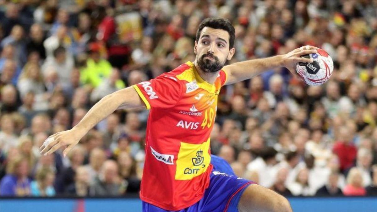 Ferran Solé culmina una acción de contrataque para la selección.-FRIEDEMANN VOGEL (EFE)