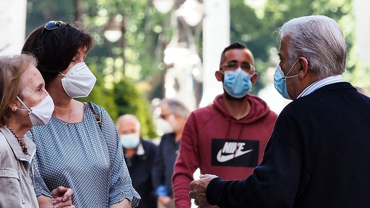Gente con mascarillas por las calles. | J. M. LOSTAU