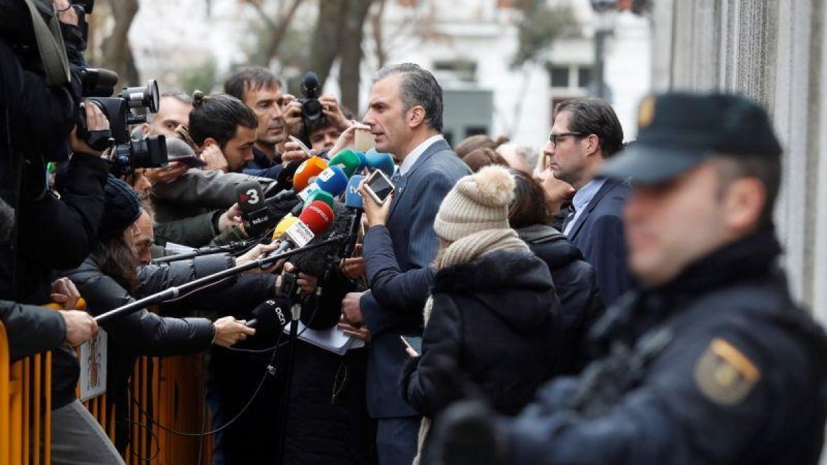 El abogado y secretario general de Vox, Javier Ortega, en las puertas del Tribunal Supremo.-JUAN CARLOS HIDALGO (EFE)