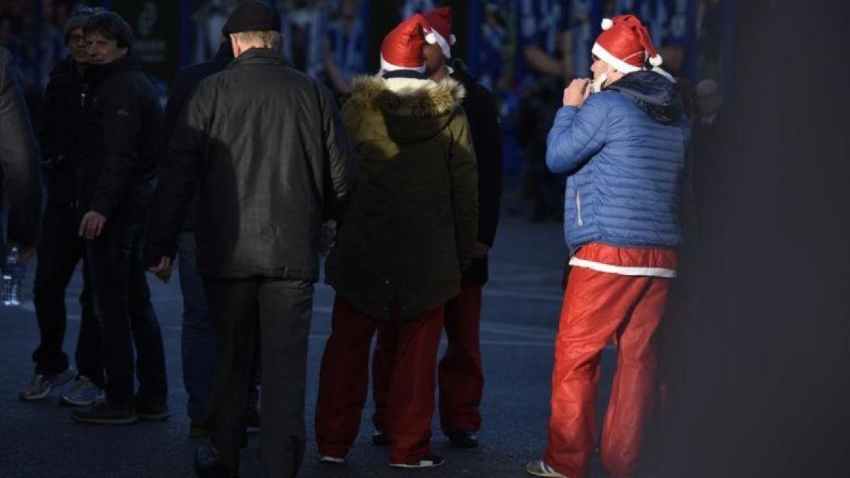 Aficionados ingleses se dirigen al Chelsea-Bournemouth en Stamford Bridge en el 'Boxing Day'.-REUTERS / TONY O'BRIEN