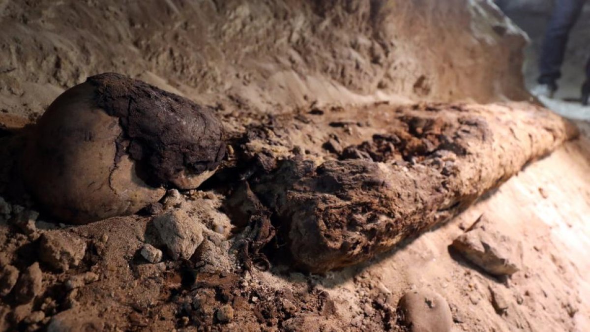 Una de las momias de la cámara funeraria descubierta en Minia, en Egipto.-MOHAMED ABD EL GHANY / REUTERS