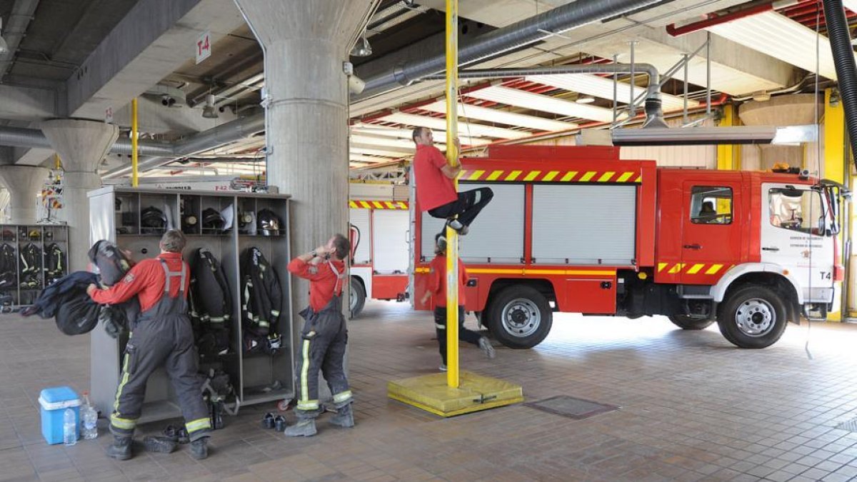 Un grupo de bomberos sale del parque de Burgos ante una llamada de emergencia-ISRAEL L. MURILLO