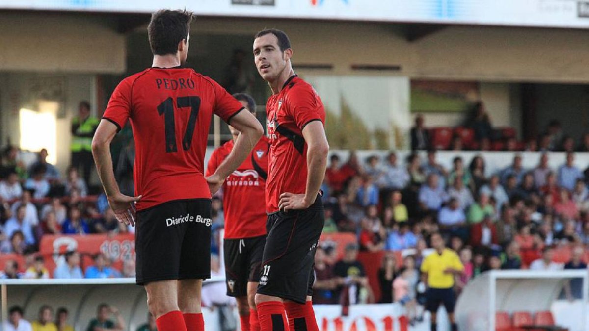 Urko Vera, autor del primer gol rojillo, habla con Pedro durante un partido disputado en Anduva.-A. G. MARDONES