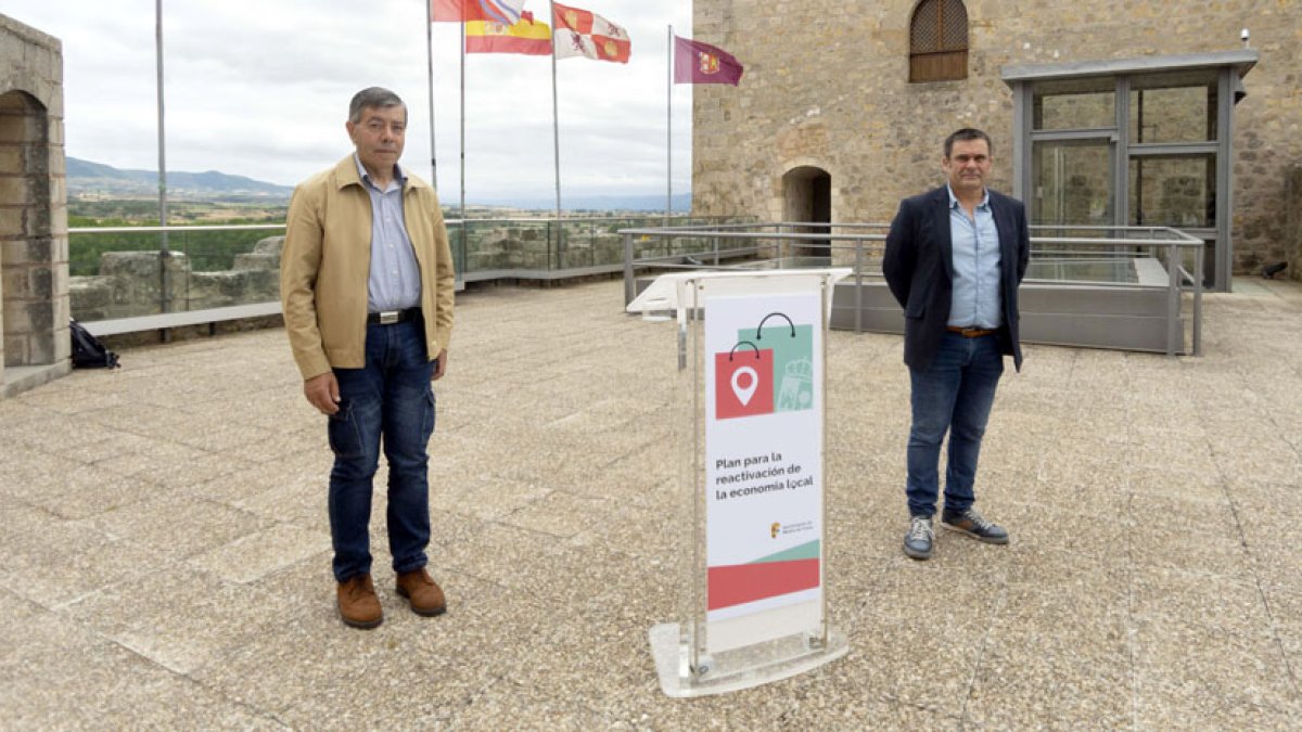 El alcalde, Isaac Angulo, y el concejal de Hacienda, Comercio e Innovación, Jesús Puente. ECB