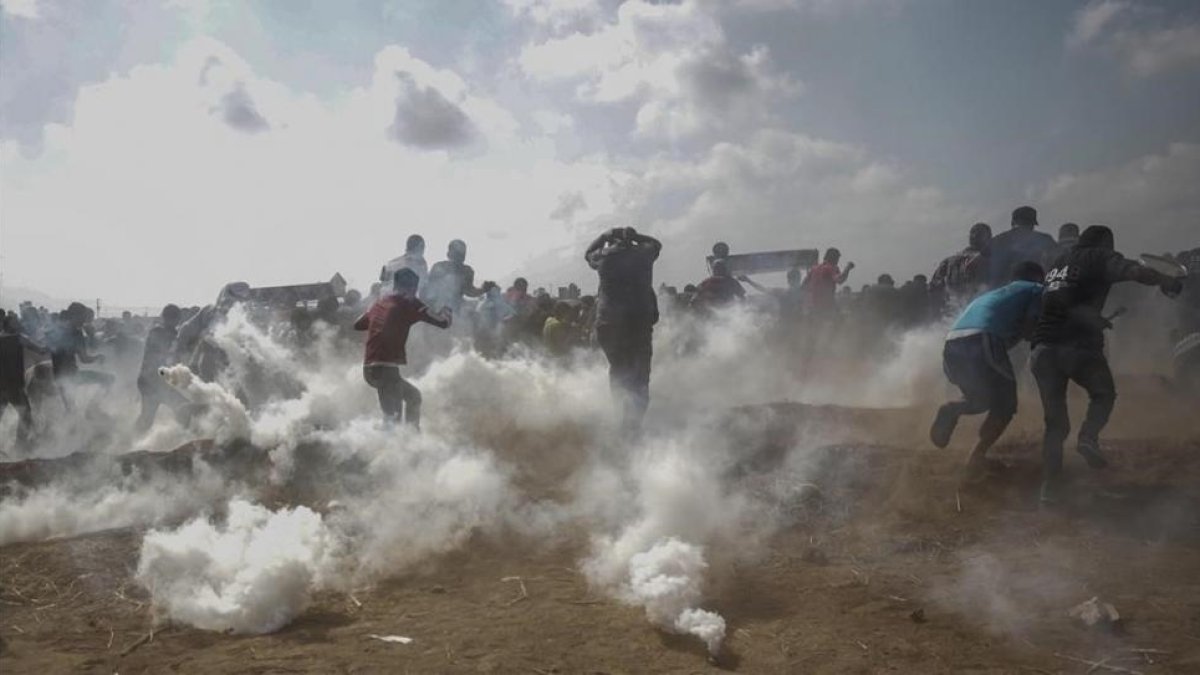 Enfrentamientos entre israelís y palestinos en Cisjordania con motivo del aniversario del estado de Israel.-MOHAMMED SABER (EFE)