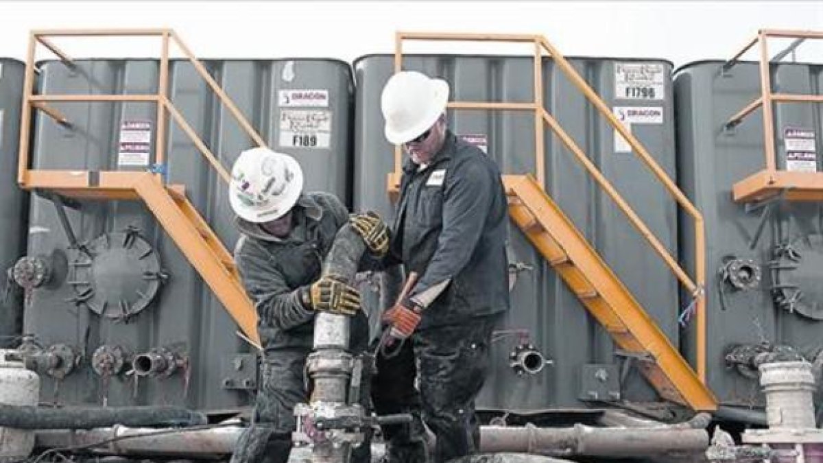 Una planta de extracción de hidrocarburos con 'fracking', en Dakota del Norte.-