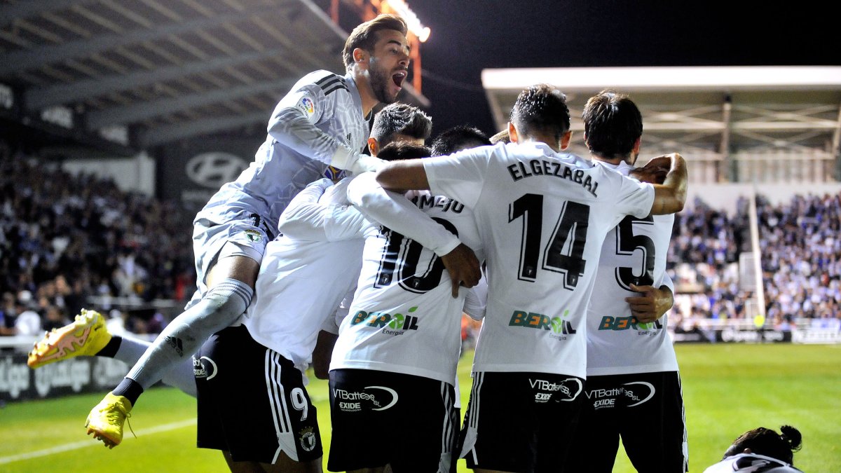 Los jugadores blanquinegros celebran un gol en El Plantío. ECB