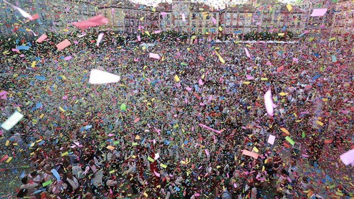 La Plaza Mayor se encontraba a rebosar nada más acabar el chupinazo y los peñistas celebraron el acto lanzando confeti.-RAÚL G. OCHOA