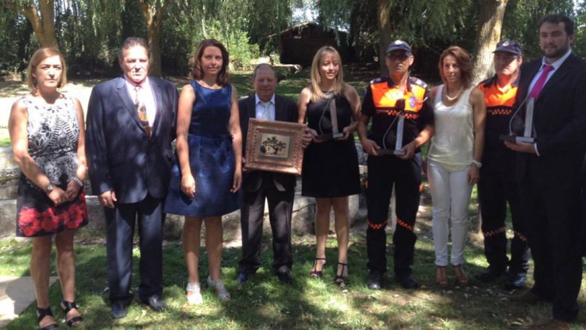 Foto de familia de los galardonados junto a la alcaldesa de Atapuerca, Raquel Torrientes.-ECB