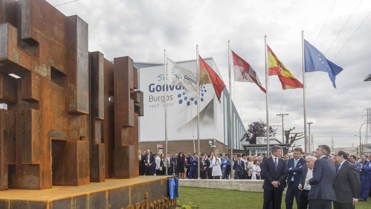 Las autoridades inauguraron la nueva escultura, a la entrada de la planta, creación de Cristino Díez.-SANTI OTERO