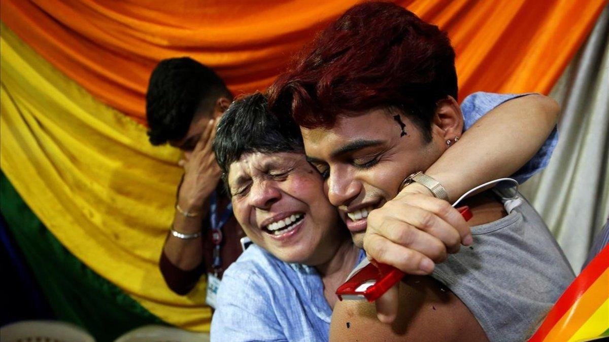Miembros del colectivo LGBTI celebran el veredicto del Supremo indio que tumbaba la norma discriminatoria para las personas gais.-REUTERS