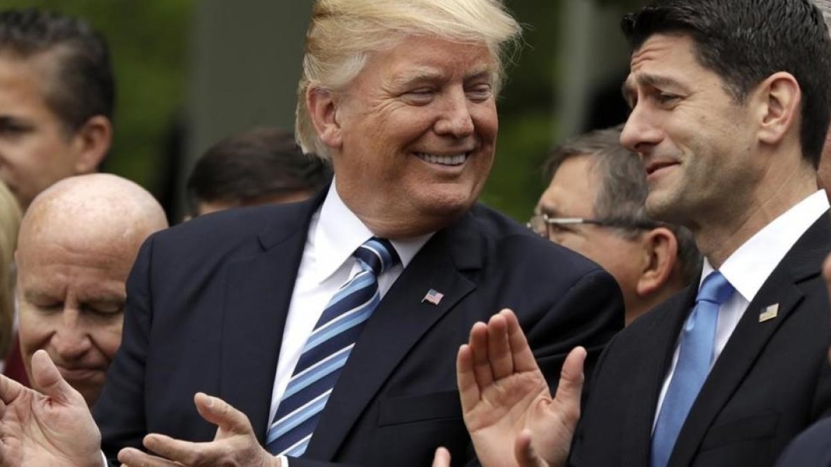 Trump y el presidente de la Cámara de Representantes, Paul Ryan, tras la aprobación de la reforma sanitaria, este jueves-AP / EVAN VUCCI
