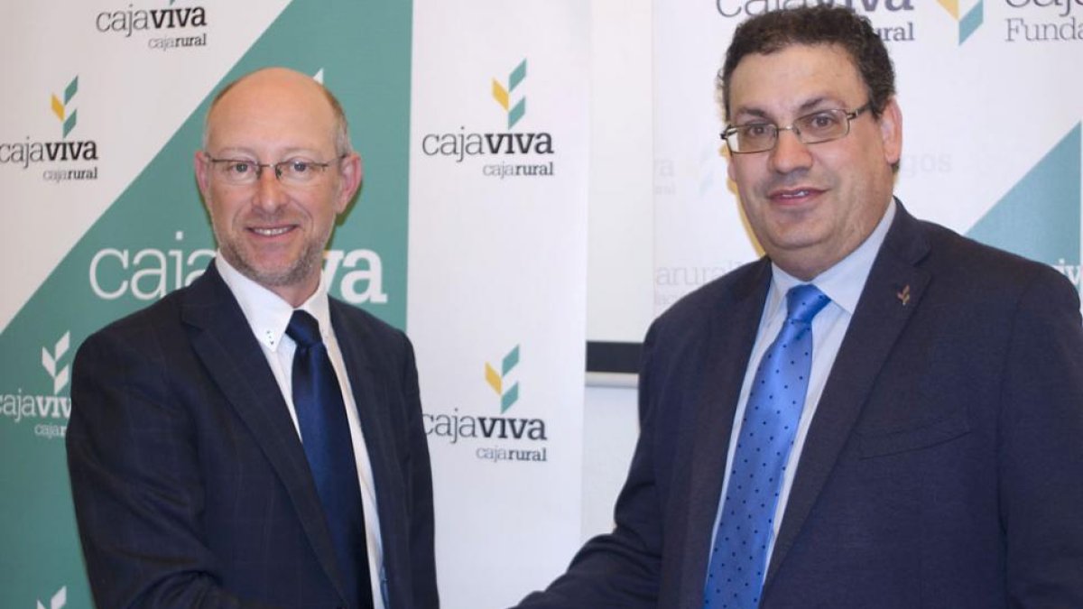 Iñaki Sicilia y Germán Martínez (Caja Rural) estrechan la mano tras ampliar el acuerdo de colaboración.-SERGIO ISAR