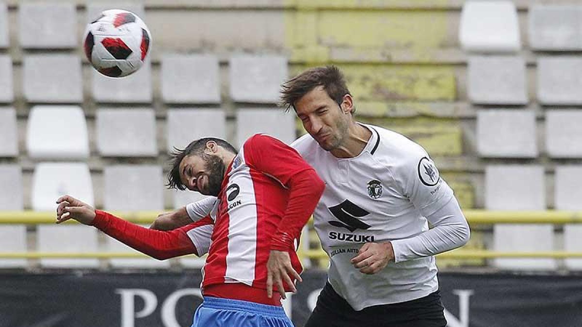 Aritz Borda disputa un balón aéreo en un choque disputado en El Plantío.-SANTI OTERO
