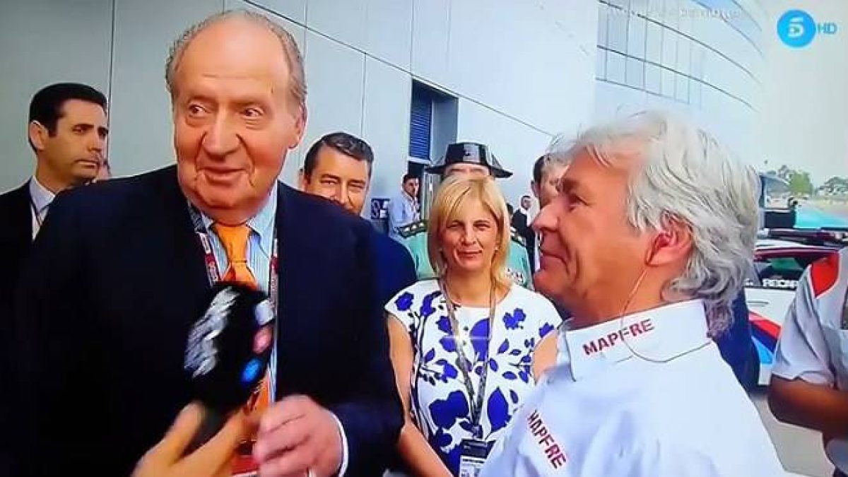 Juan Carlos hablaba con Ángel Nieto y no le gustó que el periodista Nico Abad le pusiera el micro.-Foto: YOUTUBE / JESSI QUILEZ