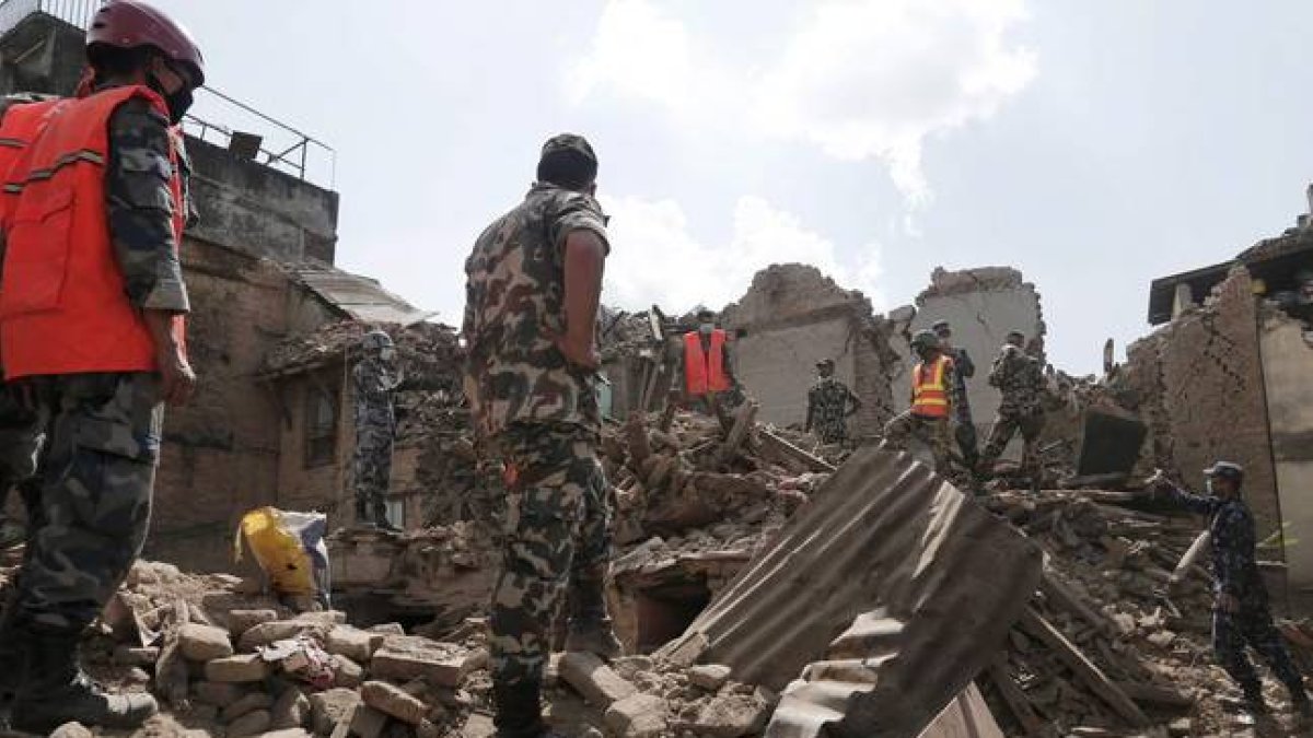 Soldados y equipos de rescate nepalís buscan supervivientes entre los escombros de los edificios caídos tras el terremoto.-Foto: EFE / SEDAT SUNA
