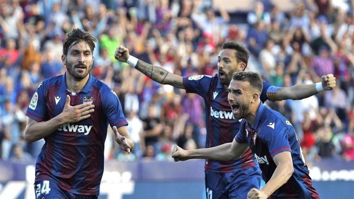 Campaña celebra con sus compañeros el gol del empate ante el Barcelona.-EFE