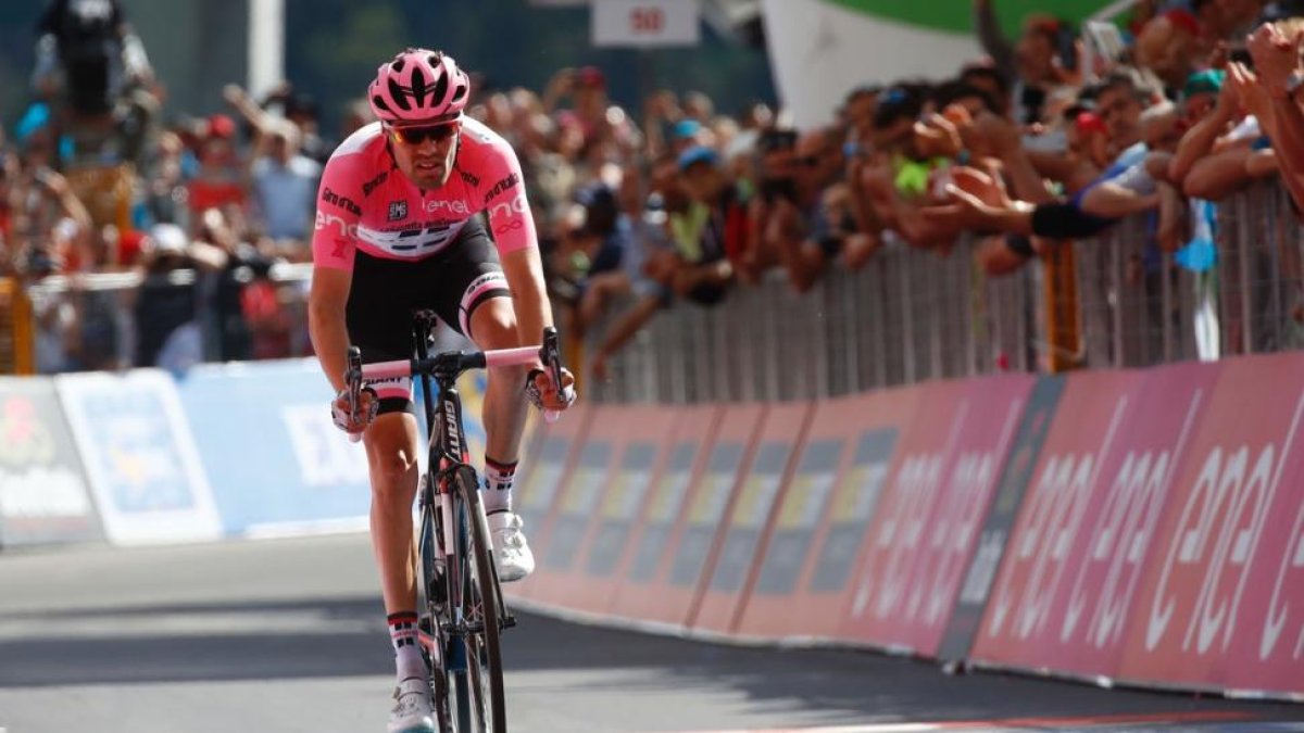 Tom Dumoulin cruza en solitario la meta de la 16ª etapa del Giro.-LUK BENIES / AFP