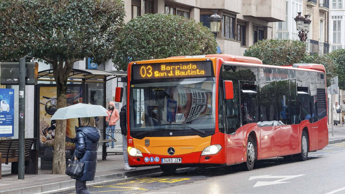 Un autobús urbano de la Línea 3 efectúa su parada en la calle Vitoria de la capital burgalesa. SANTI OTERO
