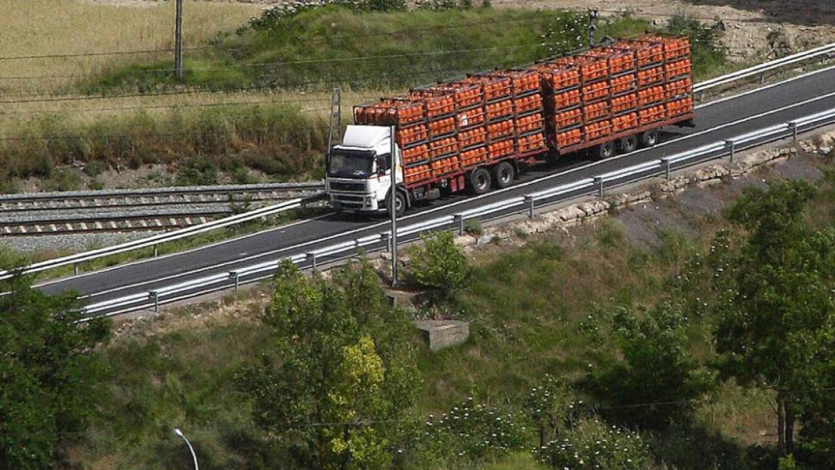 Un camión que transporta mercancías peligrosas transita por el interior del casco urbano hacia el polígono.-G. G.