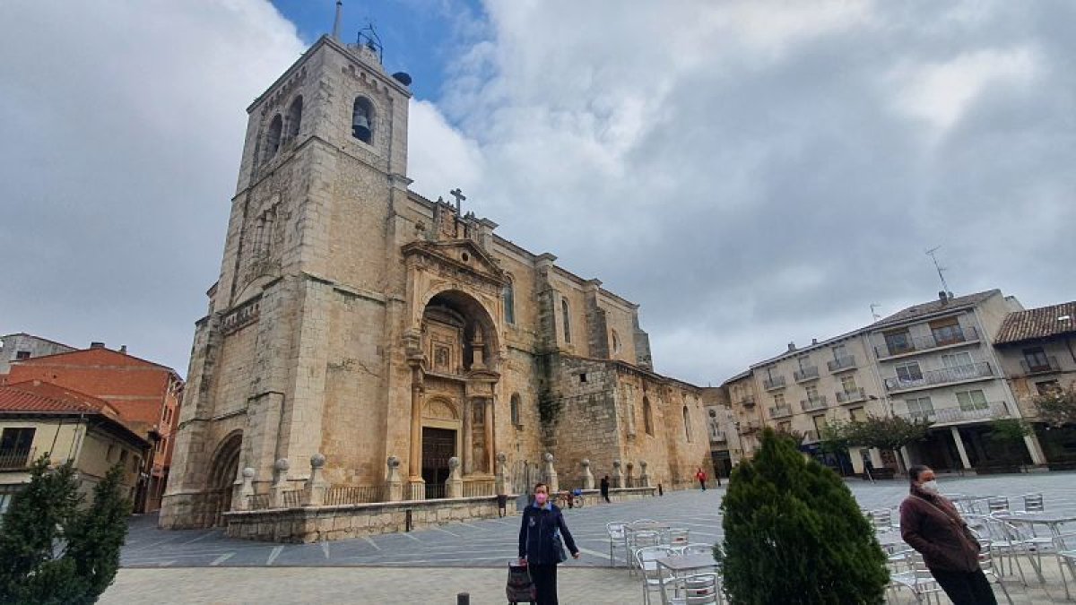 La iglesia de San Esteban es uno de los monumentos más destacados del Roa de Duero. L. VELÁZQUEZ