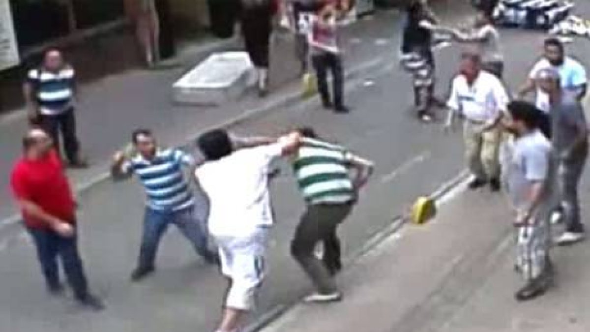 Un turista irlandés, posiblemente un boxeador, se pelea con decenas de personas en el barrio de Aksaray, Estambul.-YOUTUBE
