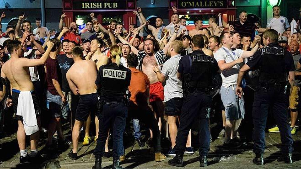 Aficionados ingleses de fiesta en Marsella, ante el inicio de la Eurocopa.-AFP