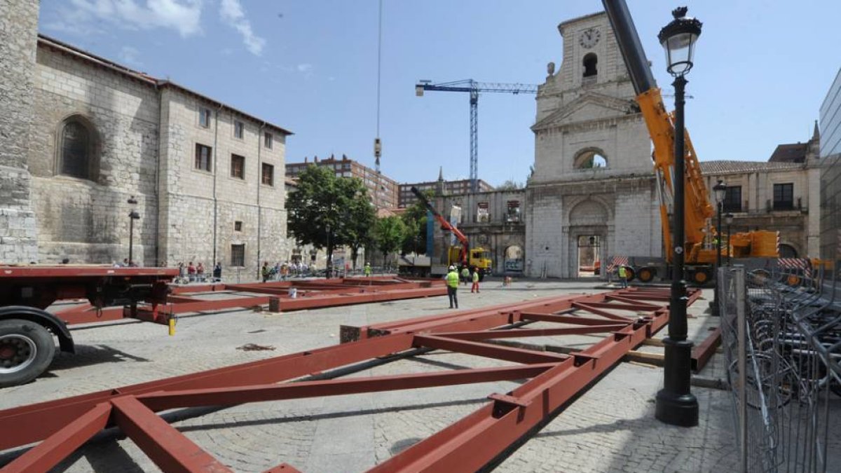 Dos grandes estructuras colocadas ayer sobre el suelo de la plaza de San Juan.-ISRAEL L. MURILLO